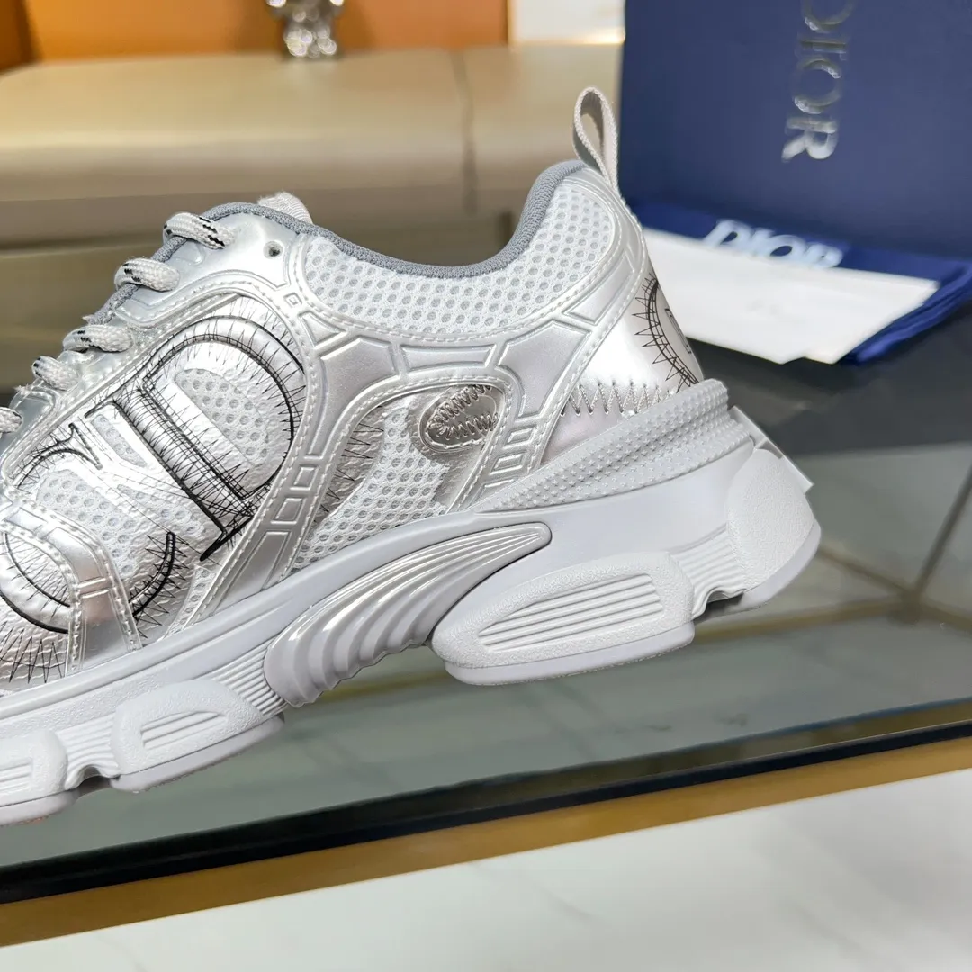 P500 Dior Chrono sneakers are a new product of the 2024 autumn ready-to-wear series, reinterpreting running shoes with Dior's haute couture style. Crafted from beige mesh with laminated leather-effect panels in gold and silver tones, it's highlighted by CD logos on the sides, a star patch on the tongue and a Dior logo on the heel. Featuring tri-color laces, a lightweight sole and star embellishments for a casual look for any season. Size: Female size 35-41 (Female size 41 and 42 can be customized) Male size 39-44 (45/46 can be customized) Color: white, pink, gold, silver, black